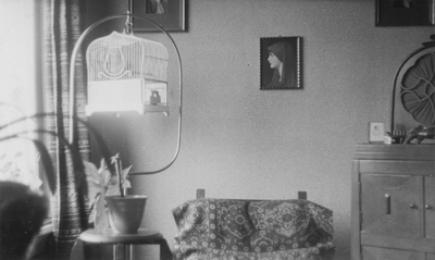 221119 Interieur van (vermoedelijk) een kamer in het Tehuis voor Ouden van Dagen (Doelenstraat 12) te Utrecht met voor ...